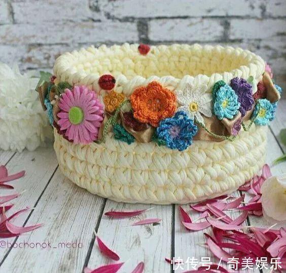 旧衣服剪几刀，制作布条线，拿来钩编收纳盒，非常实用！附教程