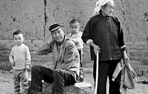 搞笑|两个农民在山沟里面自封“皇帝”,留下的闹剧至今搞笑