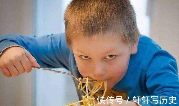 礼仪|将来难有出息的孩子,吃饭大多有3种表现,每一种都让人反感