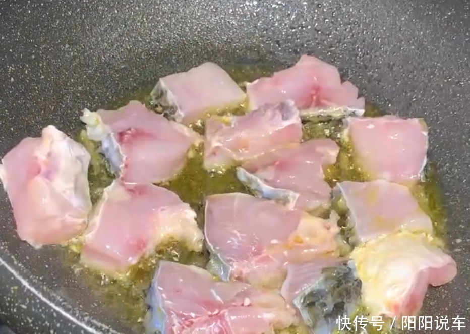 好吃|草鱼最美味的做法,做法简单,酸辣美味,鱼肉鲜嫩好吃到停不下来