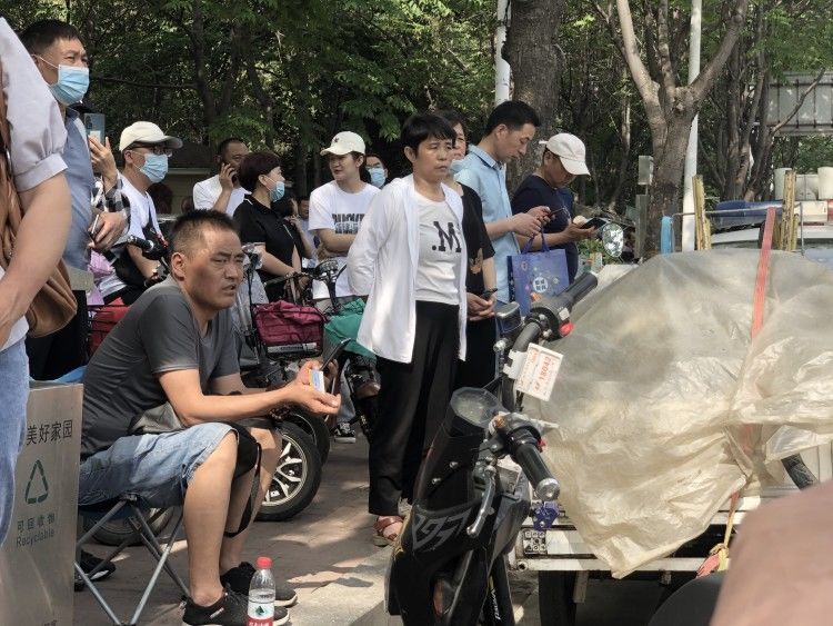 助威|考场外的守望,家长们只想给孩子们默默助威