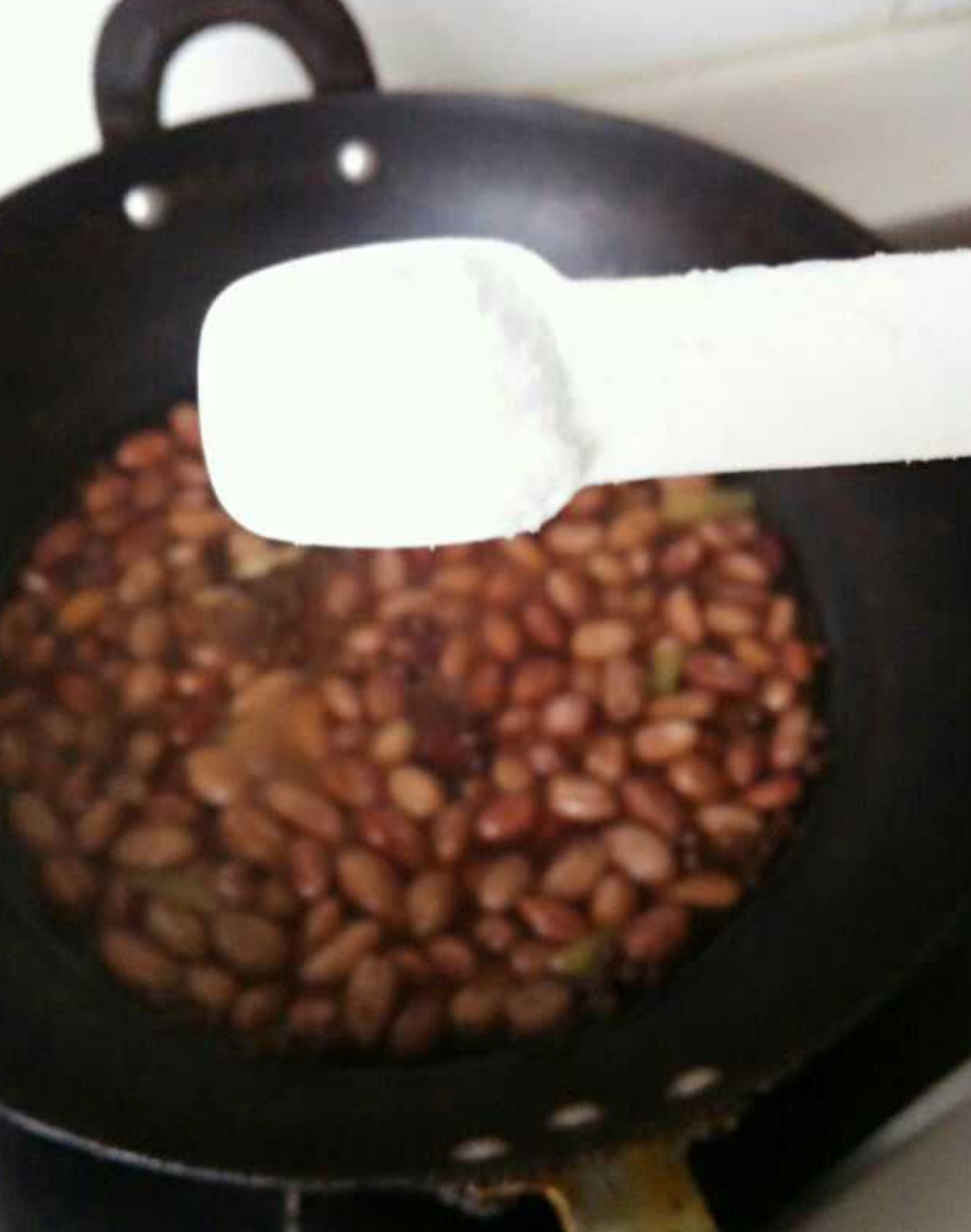 煮花生米别再傻傻加水，只需加一瓶“饮料”，花生入味还贼香！