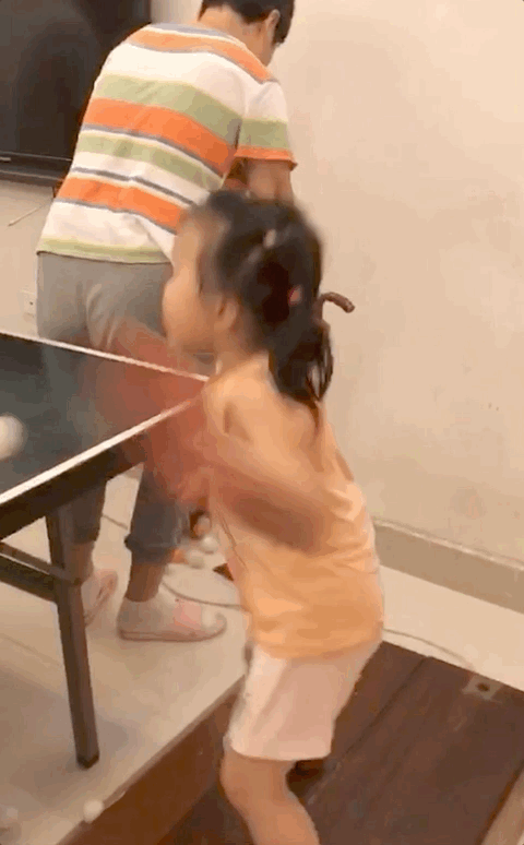 幼儿园|幼儿园5岁乒乓女孩火了，网友:幼儿园“小魔王”申请出战