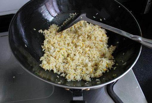 做蛋炒饭,先炒蛋呢还是先炒饭呢很多人做的不对,难怪不好吃