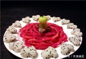 把火龙果皮贴在脸上,解决了很多人的大烦恼,要早点了解