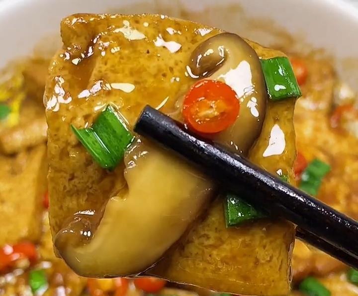 有道菜很多人瞧不上,其实营养丰富,清爽香嫩又开胃,好吃到舔碗