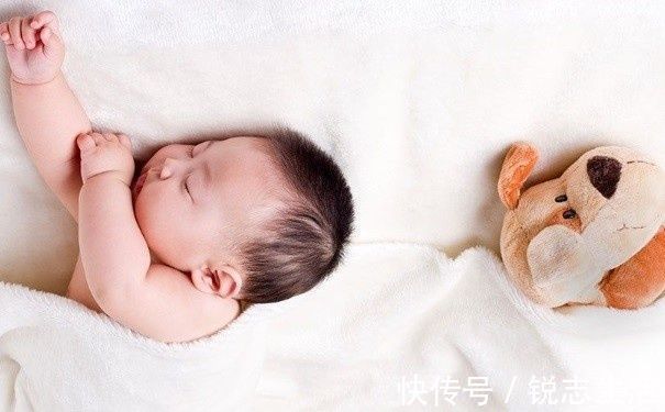 安稳觉|天冷别让孩子这样睡,影响发育,宝宝踢被子怎么办?试试这个办法