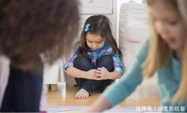 女孩在幼儿园被孤立,妈妈愤怒投诉,老师:她这样穿谁敢跟她玩