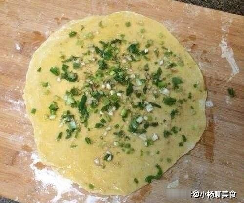 做葱油饼时，除了加水，老师傅还多加了“这2样”，难怪这么好吃