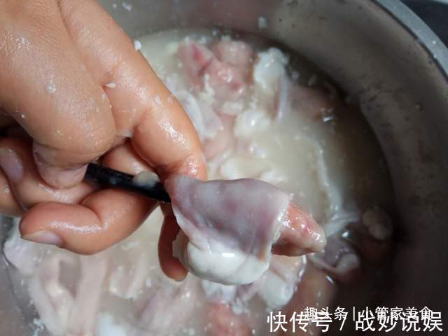 白醋|清洗猪小肠时，加醋加碱都错了！大厨教你一招，没有一点腥臭味