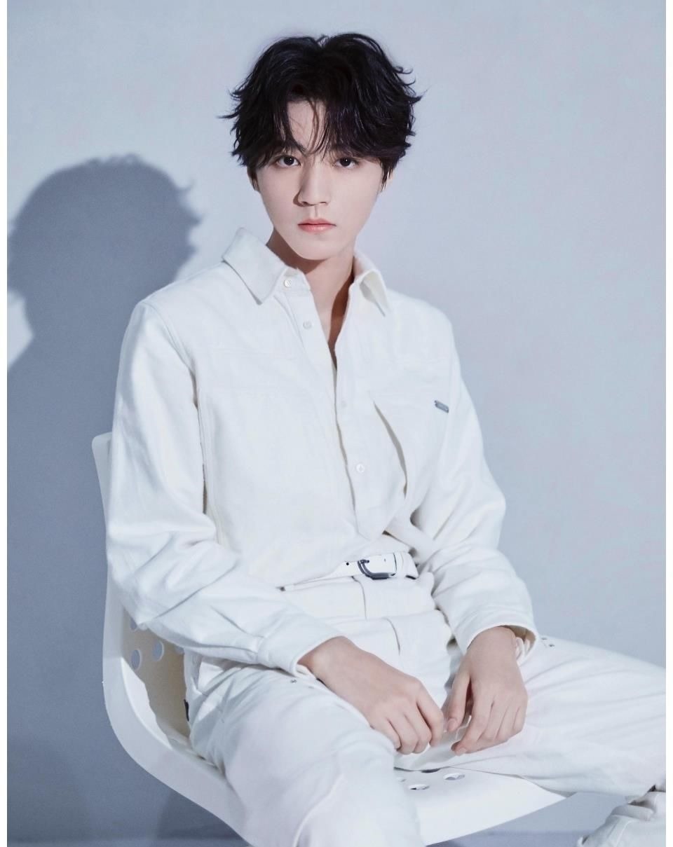 王俊凯王一博王源舞台表演照曝光，王一博果然自成一派，太好笑！