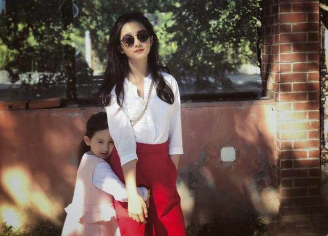 邋遢|妈妈穿“露肩装”逛街,直男儿子为她操碎了心,暖心举动笑翻网友