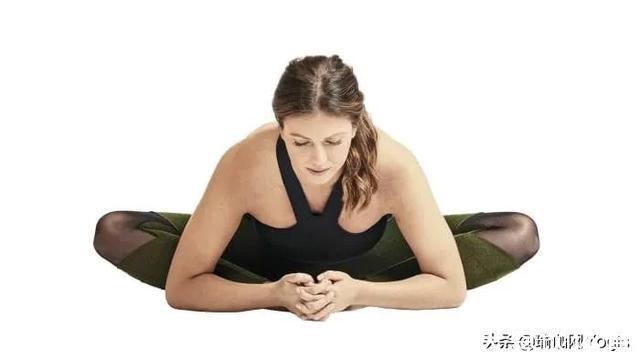 下犬式|打开胸腔好处多！这组瑜伽体式有效打开胸腔，身姿更加挺拔