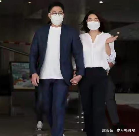 豪門|霍啟剛真“自戀”,讓三娃在飯桌上看自己上電視,豪門飯桌真簡(jiǎn)單