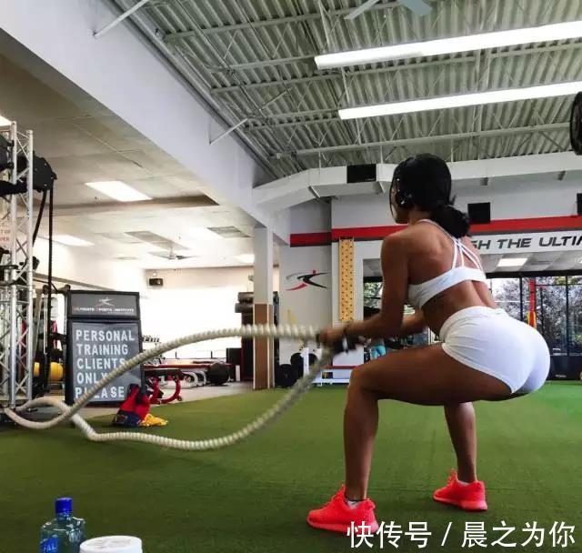 身材|欧美健身女子有魅力，苹果臀美不胜收，坚持深蹲是关键