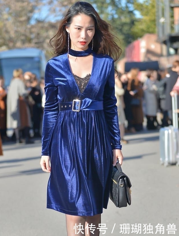 丝绒|秋天的连衣裙怎么选?美女选择宝蓝色丝绒连衣裙,保暖洋气还高级
