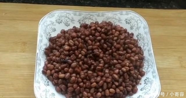  玉米面|玉米面最新做法，简单卷一卷，再上锅蒸一下，做好比面包还好吃！