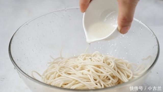 酱料|夏天就馋这碗面,麻辣鲜香,吃起来好过瘾,原来加了这味酱料