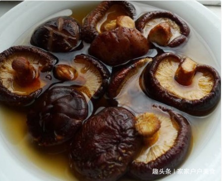 洗香菇不能直接用清水,教你一个小妙招,香菇清洗干净,吃着放心