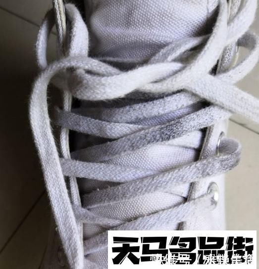 鞋款 匡威鞋孔把鞋带磨黑了怎么洗 匡威鞋孔不对称是正常现象吗