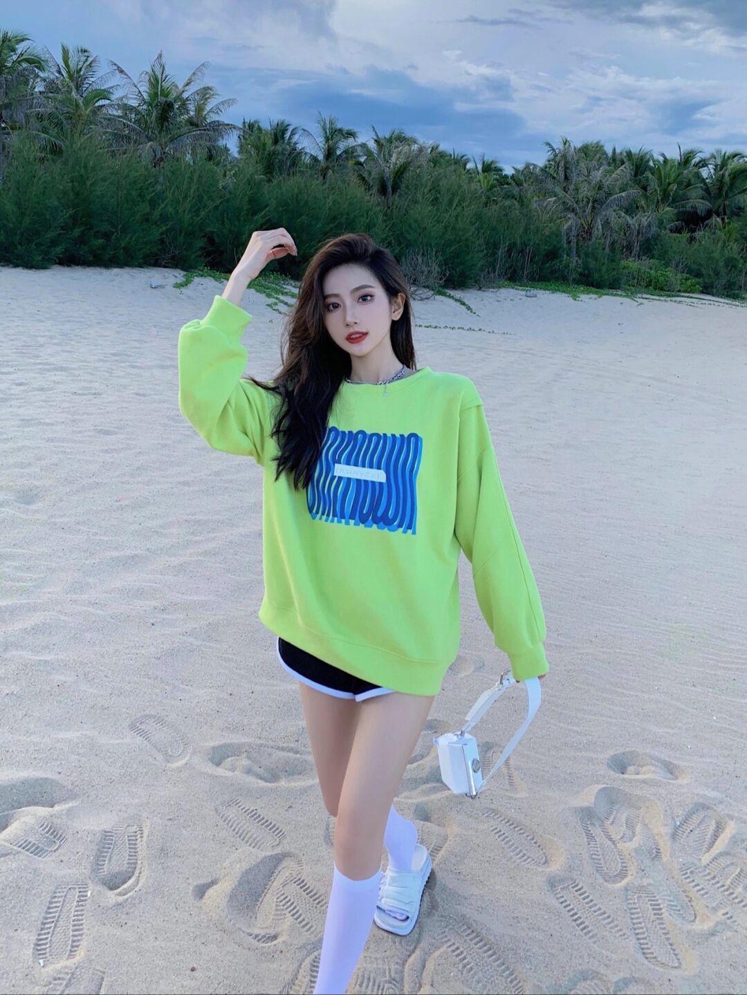 克莱因蓝|不挑年龄的“休闲风”,借鉴几个实用的技巧,卫衣也能穿出潮流感