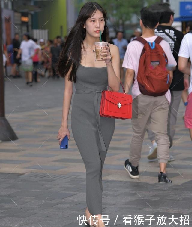 美女|二十岁的美女,却穿着一套五十岁的贵妇裙,越看越又气质