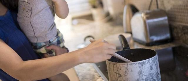 男婴|6个月男婴被扔超市,4小时无人认领,宝妈解释让人哭笑不得