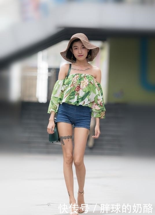 穿搭裙子的小姐姐,拥有一种别样的美感,是不是美美的