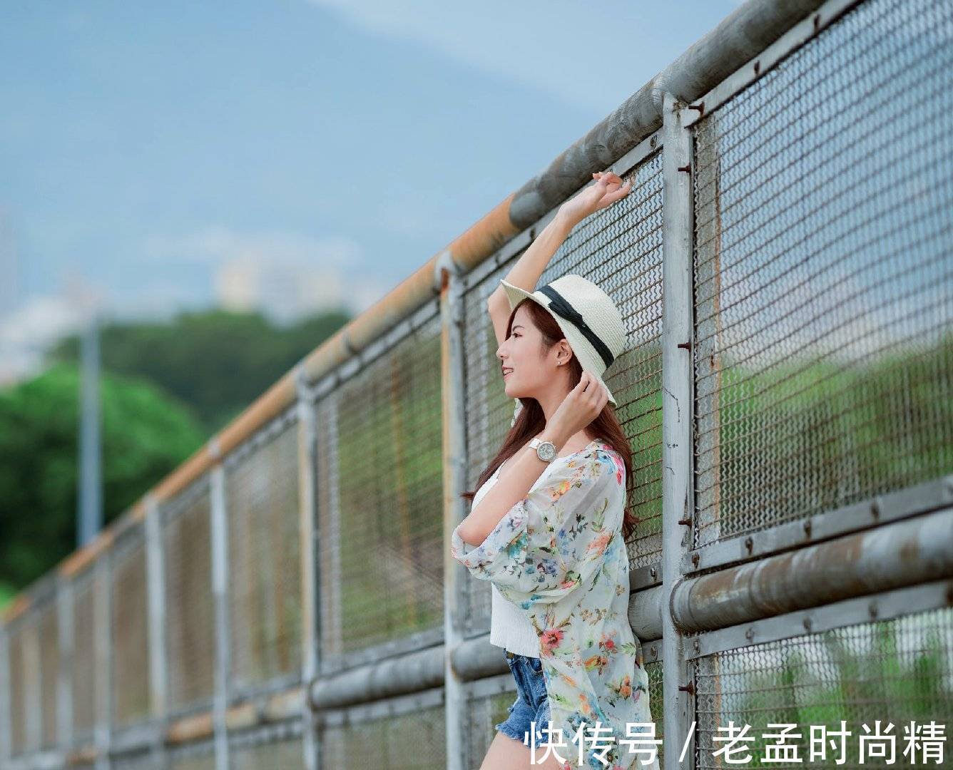 牛仔短裤 一件白色的背心搭配牛仔短裤,清凉又时尚