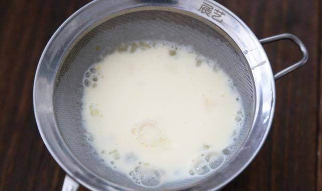 1袋牛奶,2个鸡蛋,9张饺子皮,简单一做,个个香甜酥脆有嚼劲