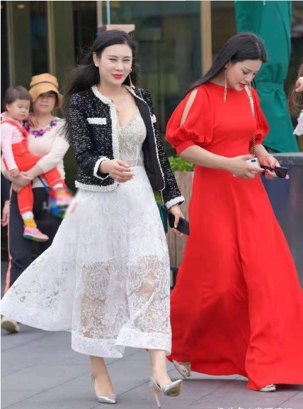 气质|白色蕾丝连衣裙搭配黑色白色斑点外套,轻薄透气,层次感十足