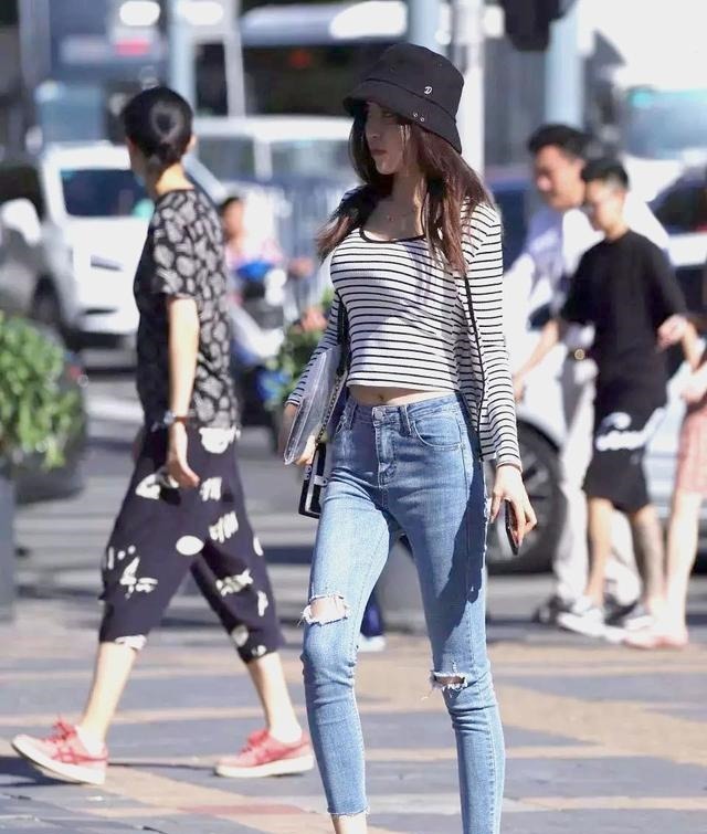 清纯 清纯小姐姐,条纹针织衫与高腰牛仔裤搭配,时髦又显气质!