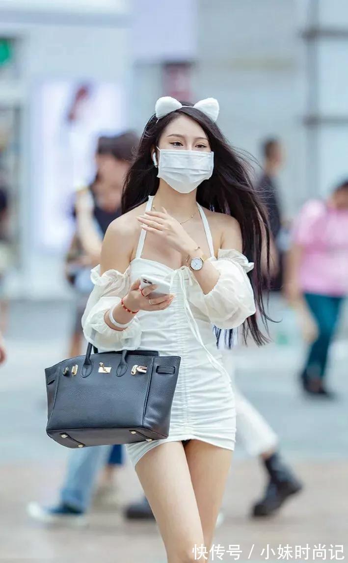 美女 时尚街拍:走路带风的美女,白晳的肤色很亮眼