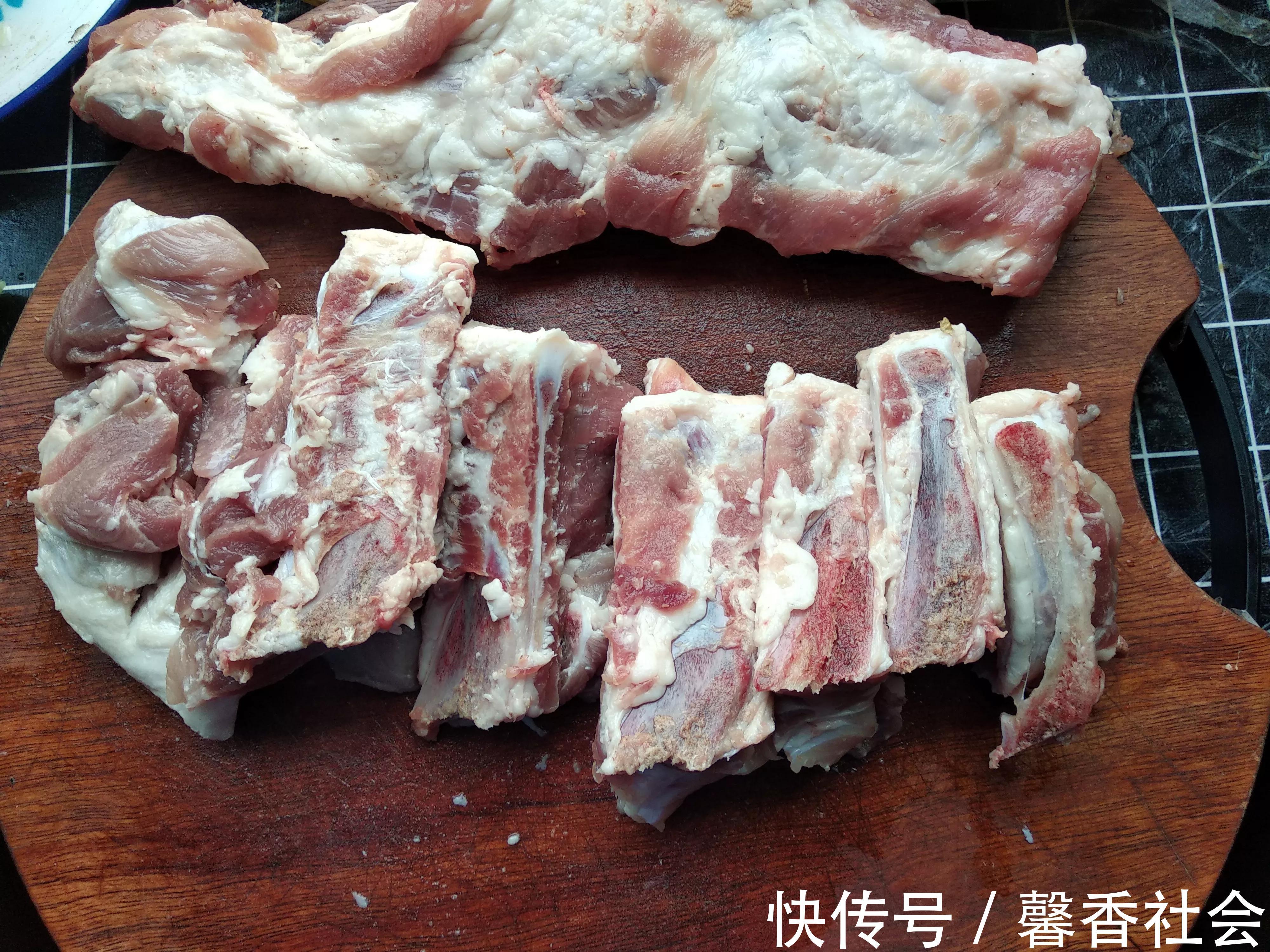 窍门|烀猪肉煮排骨，记住“3不放2窍门”，肉香味浓无腥味，瘦肉还不柴