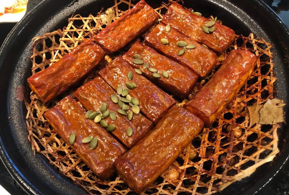  东北|东北小城吃高级餐馆：人均80元，看看吃啥菜了？感觉酒不便宜