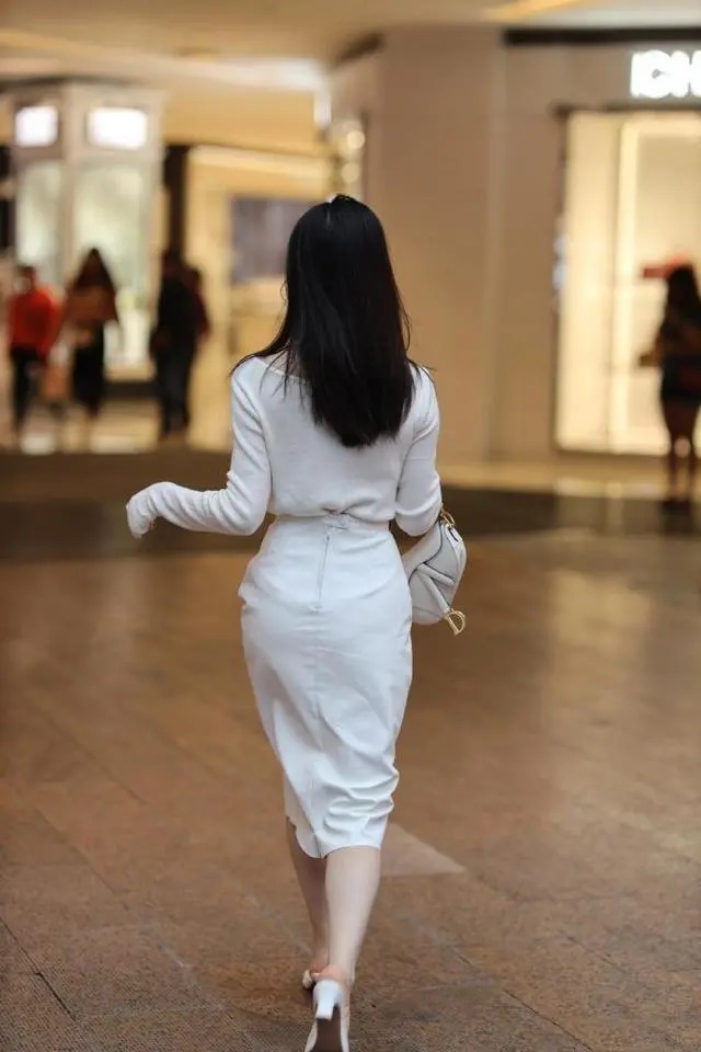 短裙 美女身材风韵,穿白色短裙配高跟鞋,青春靓丽很有气质