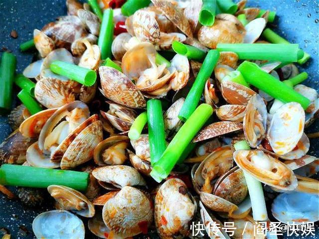 炒花蛤时,有人焯水,有人直接炒,大厨:都不对,教你正确做法