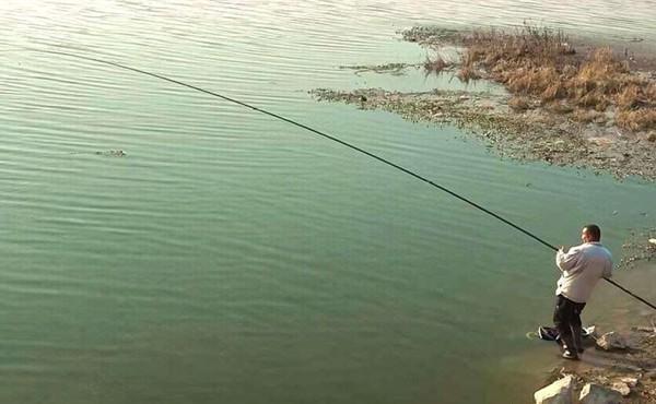 春季鲤鱼上河滩,试试民间这种“野路子”,追星钓,很可靠