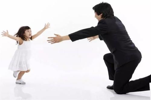 宝妈|一家人因睡觉位置走红,网友:女儿是亲生的,儿子怕是充话费送的