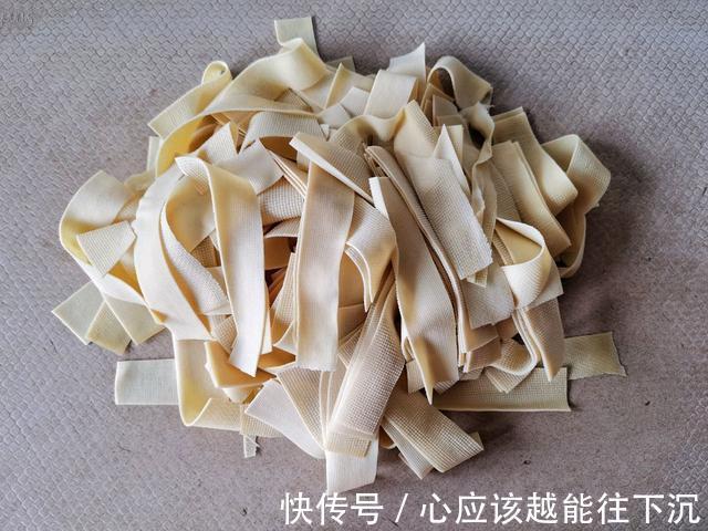 东北老厨师做的尖椒干豆腐，嫩滑鲜香，只因加了“它”