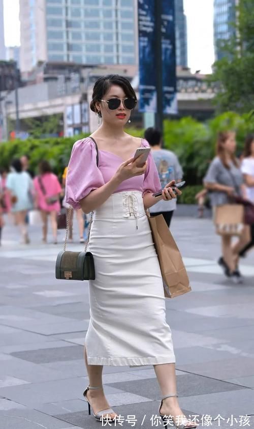 长裙 小姐姐白色束腰带,轻松展现出了一种简洁干净的感觉