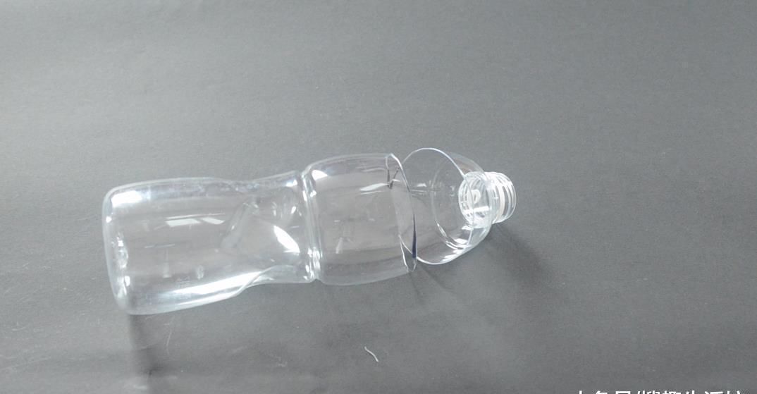 塑料瓶别再丢了, 剪几刀, 放在厨房有大用处, 家家户户都用得到