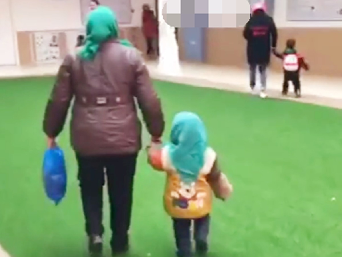 祖孙|奶奶送宝宝去幼儿园,祖孙二人“特别亲子装”,引得老师忍不住笑