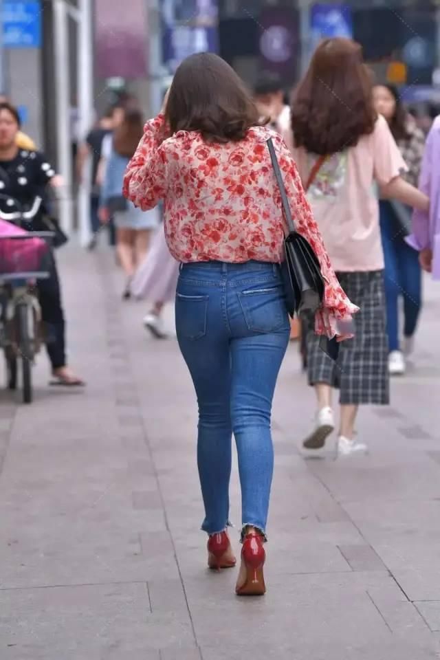 瑰姿艳逸|瑰姿艳逸的小姐姐，一件碎花上衣配牛仔裤，气质甜美优雅