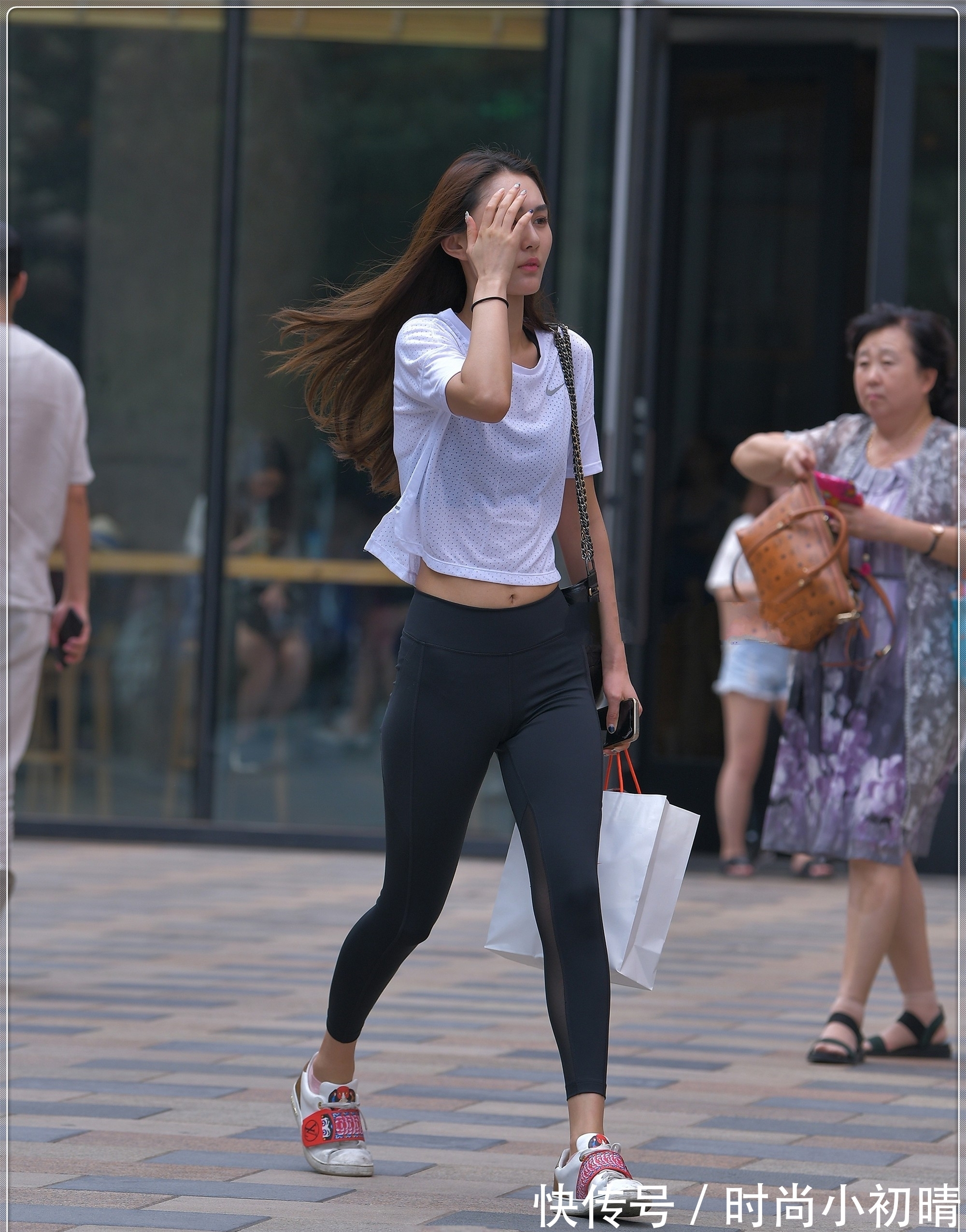 小脚裤|简单白T搭配黑色小脚裤，质感清薄，舒爽透气