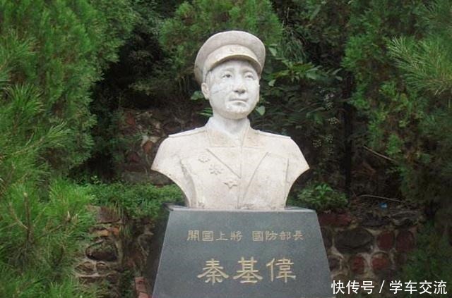 军长|身为军长的秦基伟,为何要给炊事员亲自点烟敬礼