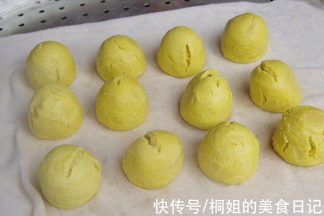做玉米面窝头，只会放玉米面是大错，教你一招，松软香甜不噎人