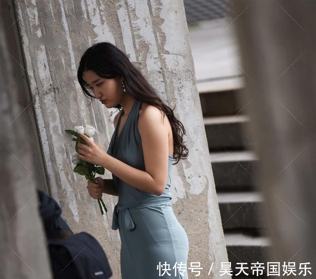 雾霾 雾霾蓝色高级优雅,和连衣裙组合在一起,显现浪漫温婉的轻熟风格!