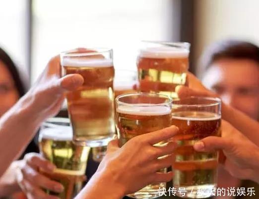 白酒|为何人能喝10瓶啤酒却喝不了10瓶水?酒厂老板说出真相,原来如此