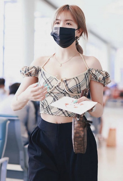 小蛮腰|女明星安崎气质绝了,穿卡其色格纹露脐装配黑色长裤,高级又洋气